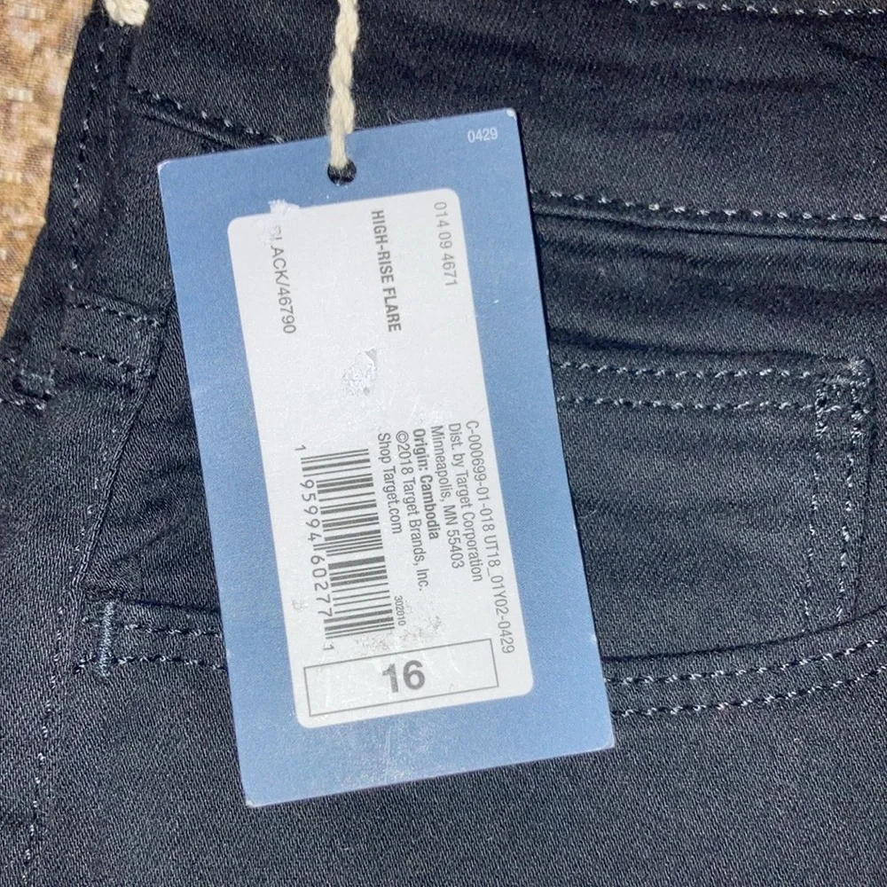 Universal Thread - Picture 2 of 11